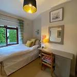 2 Bed Retreat By Lake, And Golf Course *