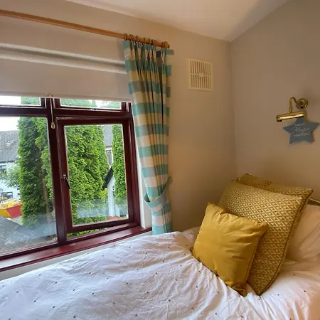 2 Bed Retreat By Lake, And Golf Course Holiday home *