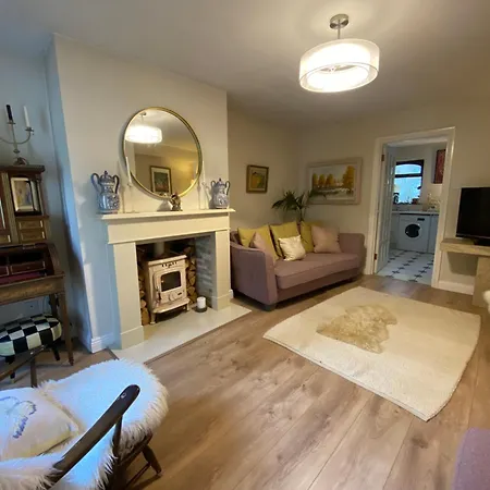 2 Bed Retreat By Lake, And Golf Course *