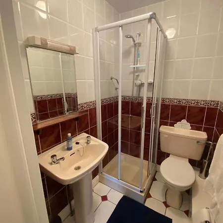 2 Bed Retreat By Lake, And Golf Course Holiday home