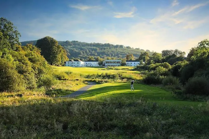 2 Bed Retreat By Lake, And Golf Course